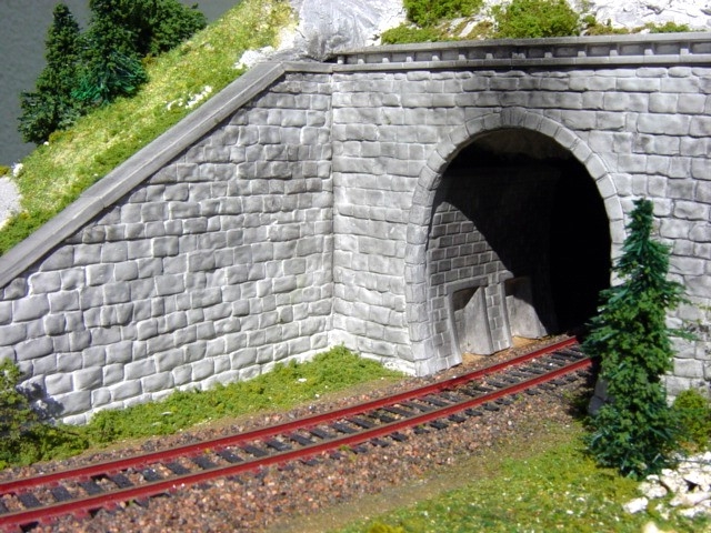 Tunnelportal in Beiztechnik